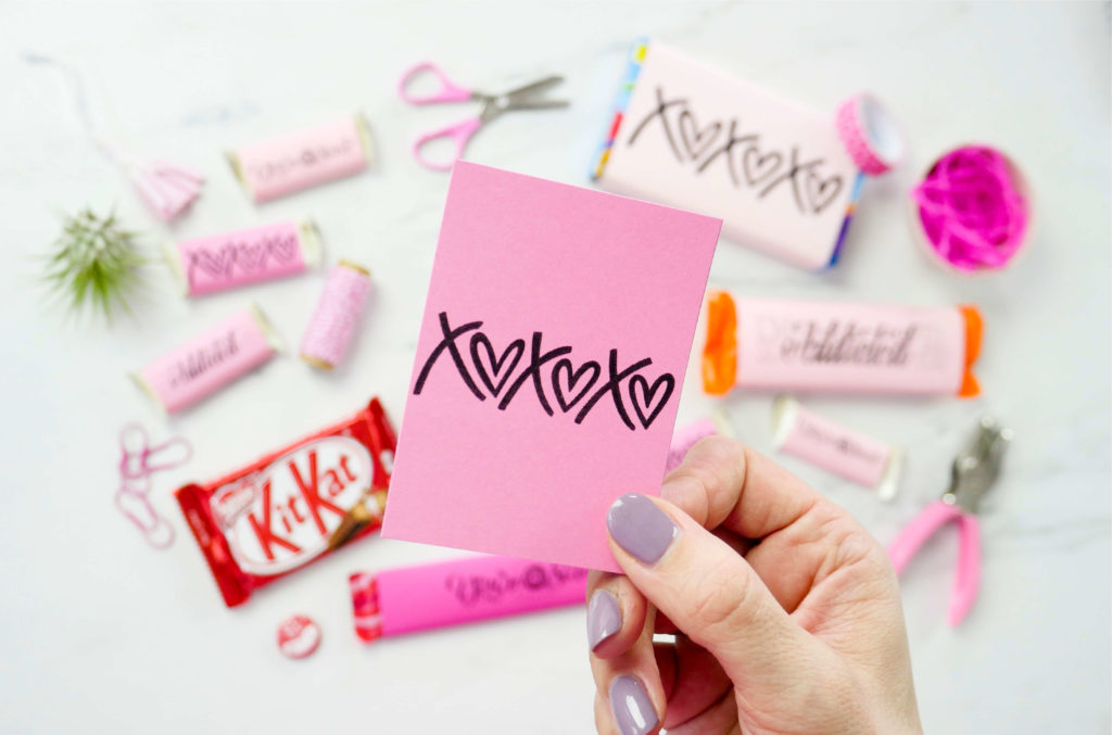 Customize your Valentine's favorite candy bar with this easy DIY tutorial and free printable candy bar covers (of all sizes) from amandaarneill.com