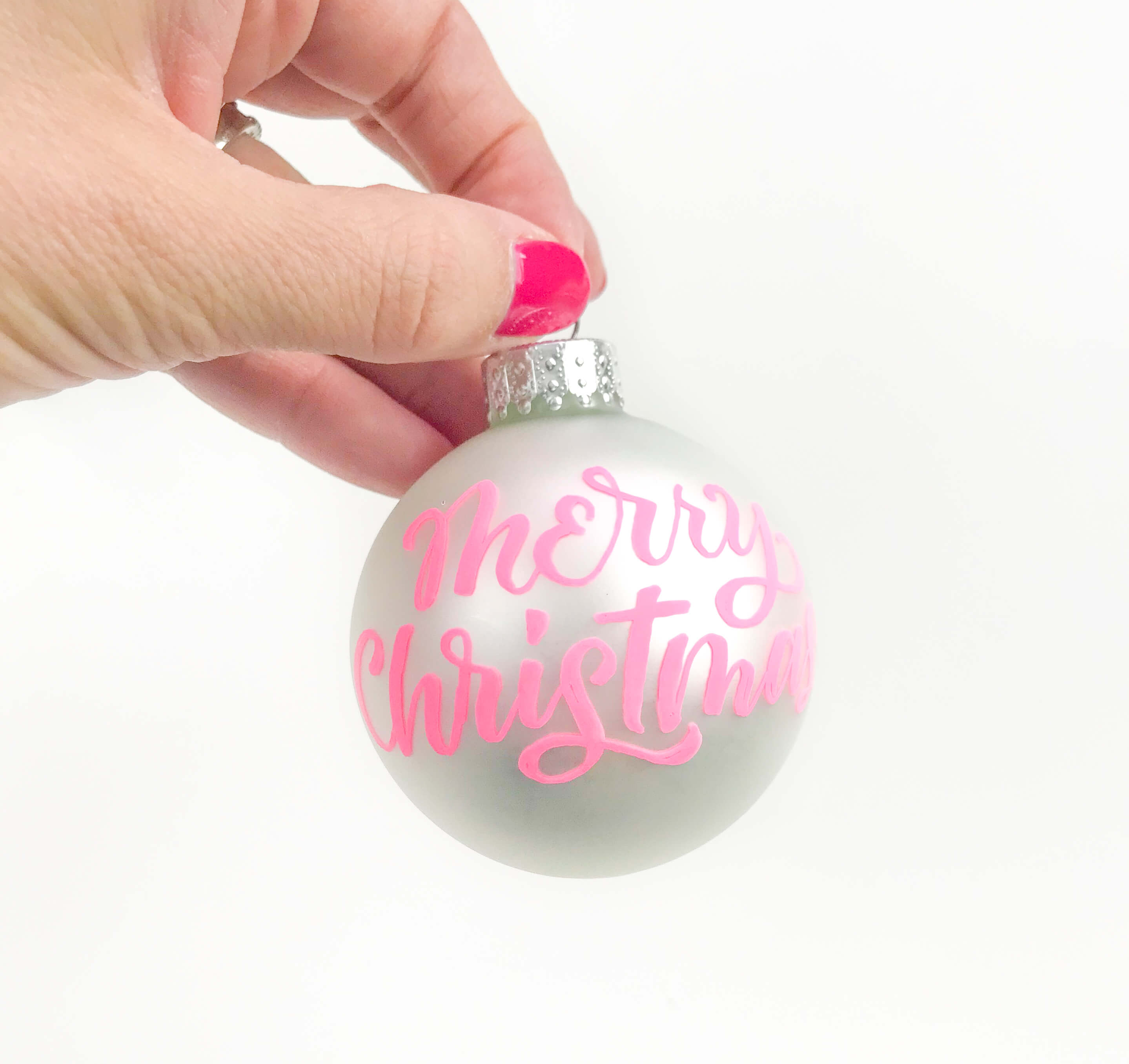 Find all of the tips, tricks and best pens to use to create your own, personalized, hand lettered Christmas ornaments with this free video tutorial and fully linked supply list from Amanda Arneill of amandaarneill.com