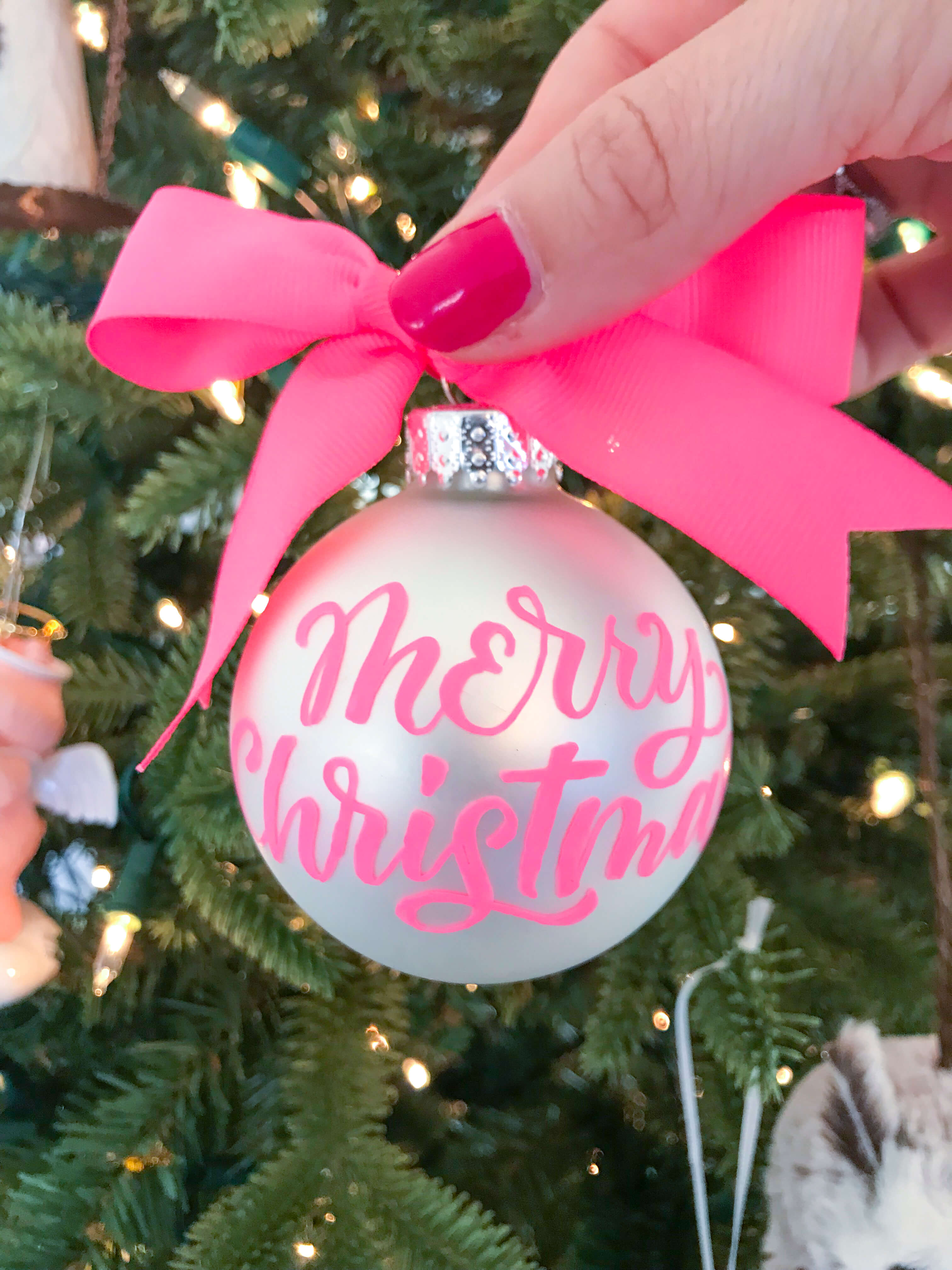 Find all of the tips, tricks and best pens to use to create your own, personalized, hand lettered Christmas ornaments with this free video tutorial and fully linked supply list from Amanda Arneill of amandaarneill.com